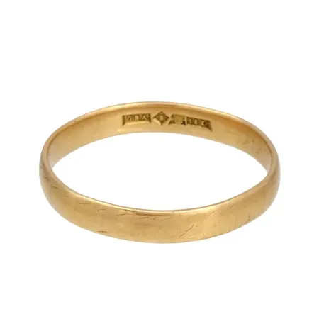 Ring, 18K guld, slät modell, ojämnheter, gravyr Vikt: 4,4 g