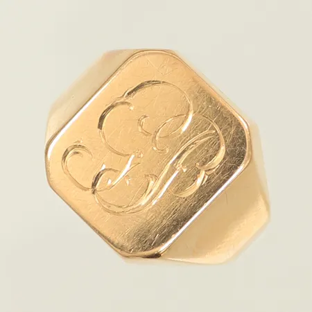 Klackring stl 19, bredd 5-15mm, klack 15x13mm, graverad, 18K Vikt: 5,3 g