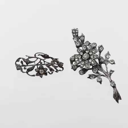 Broscher 2 st med stenar där en saknas, längd ca 4-7 cm,silver. Vikt: 18,5 g