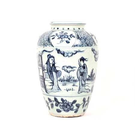 Vas, porslin, Mingstil, Kina, 1900-tal, dekor av figurscener i underglasyrblått, höjd 19cm, sprickor, tillverkningsdefekter.