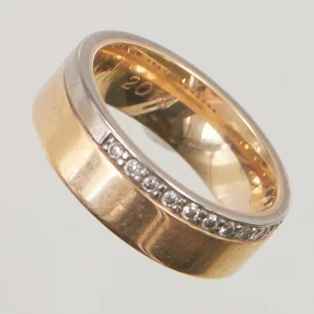 Ring, diamanter 13x ca 0,01ct, Ø15½, bredd:5mm, gravyr, 18K 8,3g.