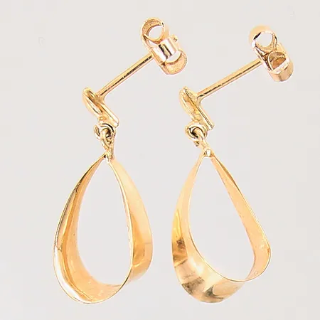 Ett par örhängen, längd: 2,2cm, bredd: 1,7-6,6mm, 18K Vikt: 1,8 g