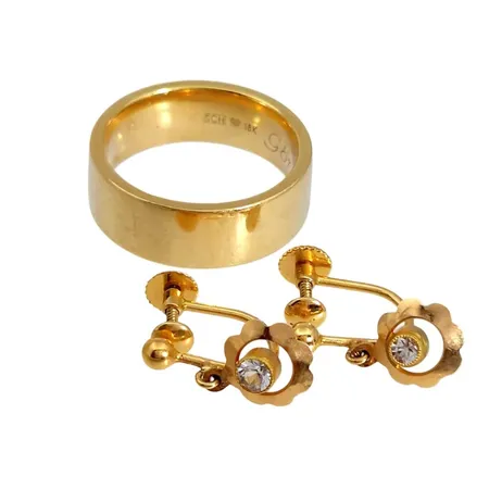 Diverse guldsmycken, ring, gravyr, skruvörhängen, vita stenar,  Vikt: 13,6 g