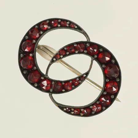 Brosch med granater, 26x18mm, metall, 2,8g