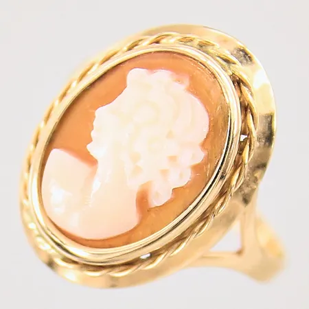 Ring med camé, stl 17¼, bredd: 1,8mm, 18K  Vikt: 2,3 g