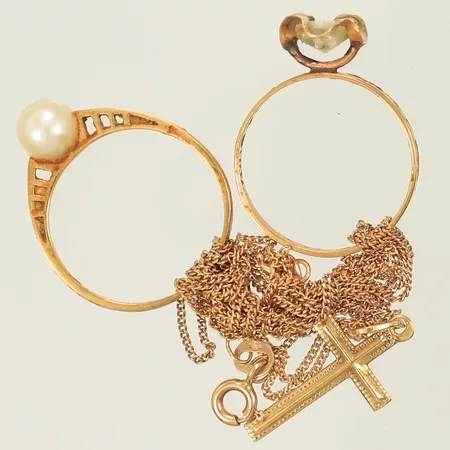 2 Ringar med sten & pärla, 2 halsband pansar, 1 hänge kors, allt trasslat tillsammans, 18K 7,1g totalt