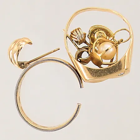 Diverse guldsmycken, udda, pärla, diamant 0,02ct, skev, av/uppklippt skena, gravyr, 18K Vikt: 16,7 g