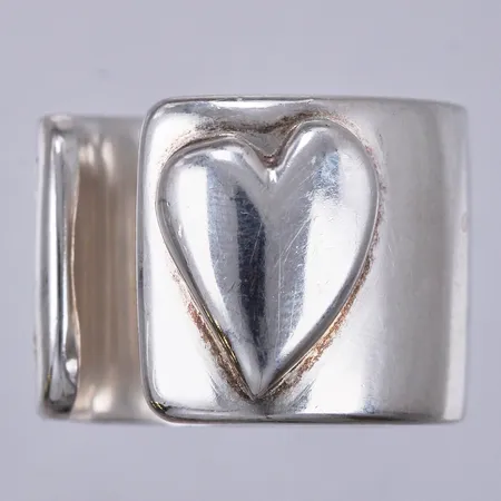 Ring stl: 17½, bredd ca 16mm, otydliga stämplar, silver Vikt: 19,6 g