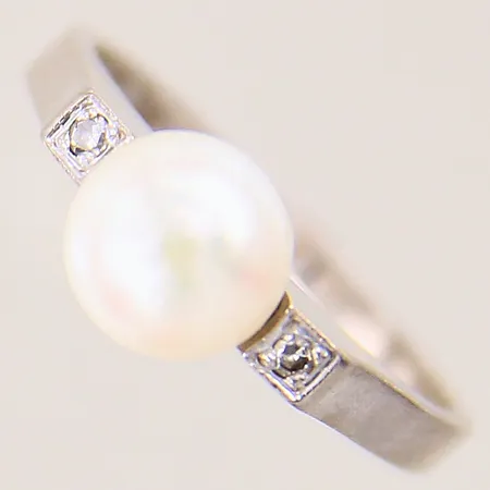 Ring med pärla och diamanter 2x ca 0,01ct, stl 16, bredd: 2,1mm, vitguld, 18K  Vikt: 3,6 g