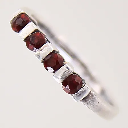 Ring med granater, stl 18, bredd 2-3mm, silver 925/1000 Vikt: 2,6 g