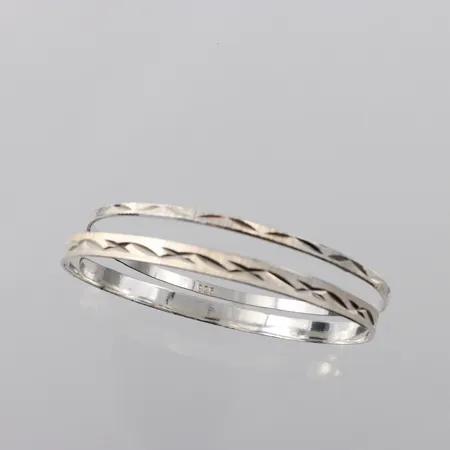 Armringar 2st mönstrade, Ø ca 6,5cm, inte helt runda,  bredd 5,4mm och 2,9mm, silver  Vikt: 11,9 g