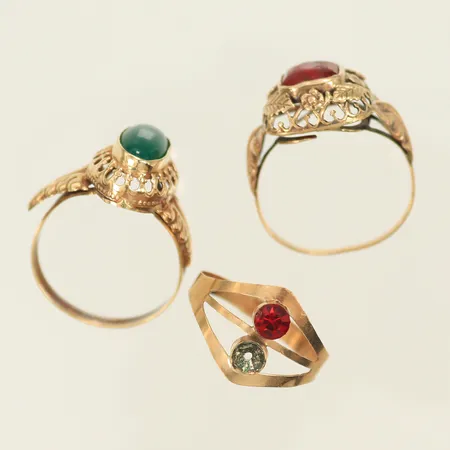 3 Ringar alla med färgstenar, saknar en sten, trasiga skenor, slitna stenar, 14K 7,6g totalt.
