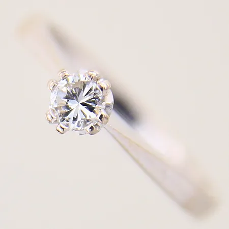 Ring med diamant 0,21ct enligt gravyr, stl: 16½, bredd: 1,7mm, vitguld,  GFAB, 18K  Vikt: 2,7 g