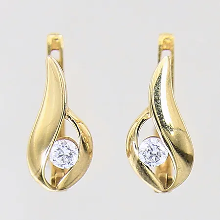 Ett par örhängen med vita stenar, 13x6mm, 8K  Vikt: 1,4 g