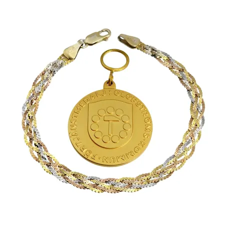 Medalj (förgylld) + Armband, 925/1000, armband längd 19,5 cm, bruksmärken, gravyr Vikt: 20,1 g