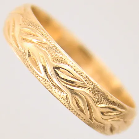 Ring med mönstrad dekor, stl 18, bredd 4,6mm, gravyr, 18K Vikt: 4,3 g