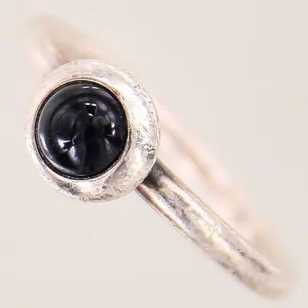 Ring med svart sten, Pandora, stl 18½, bredd 2,3-8,1mm, hamrad dekor, silver 925/1000 Vikt: 4,4 g