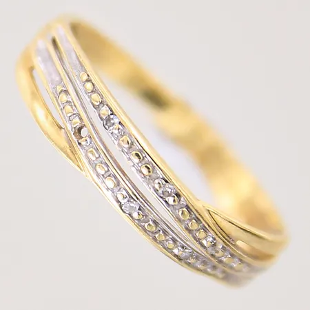 Ring med 8/8-slipade diamanter 4 x ca 0,005ct, stl 17¾, bredd 2-4,8mm, 2 diamanter saknas, skev, GHA, 18K Vikt: 2,3 g