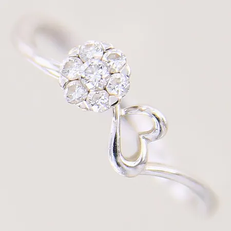 Ring med briljantslipade diamanter 0,15ct enligt gravyr, stl: 16¾, bredd: 1,7-4,8mm, vitguld, 18K  Vikt: 2 g