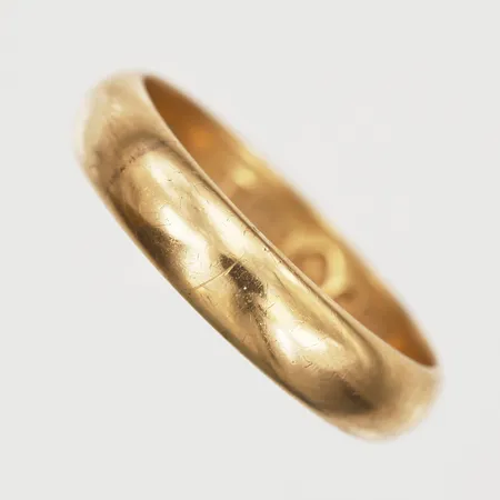 Ring slät, stl 19¾, bredd 4mm, gravyr, 18K guld.  Vikt: 6,1 g