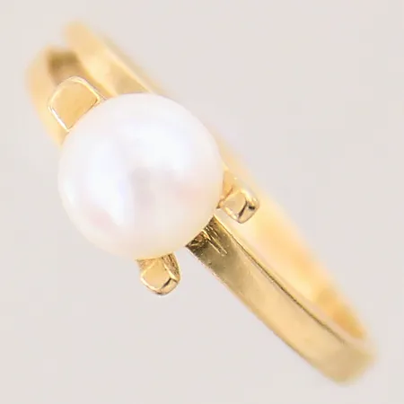 Ring med odlad pärla, stl 16, bredd 2-6mm, svensk importstämpel, 18K  Vikt: 2,6 g