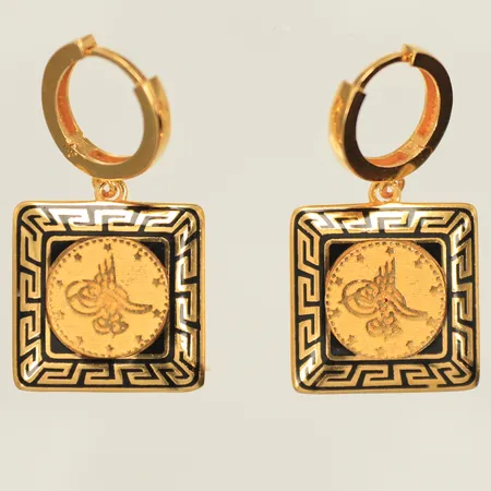 Ett par örhängen med emalj, 17x17mm exkl öglor, 21K Vikt: 9,9 g