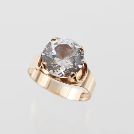 Ring med sten, stl 17mm, bredd 3,4-10mm, Folkes Guld "Folke Svärd Köping 1972, 18k Vikt: 4,3 g