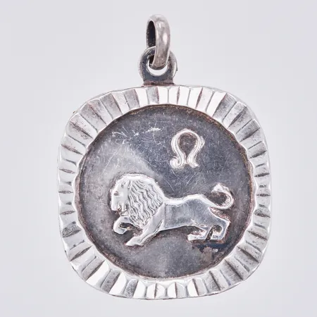 Hänge, stjärntecken Lejon, längd: ca 3cm, bredd: ca 21mm, ALTON, år 1972, 830/1000 Silver Vikt: 5,8 g