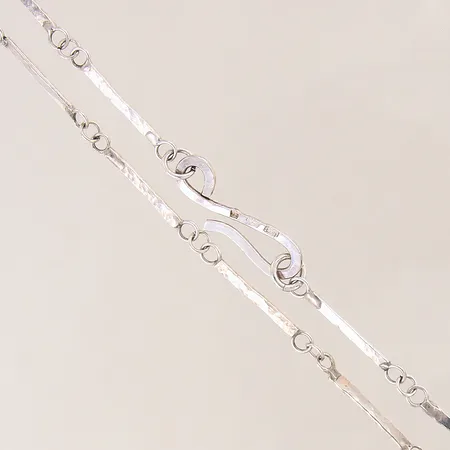 Collier med hamrad dekor, längd 54,5cm, bredd 3mm, silver 925/1000 Vikt: 25,9 g