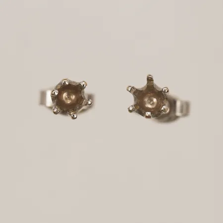 Ett par Örhängen, ca Ø4mm, stenar saknas, 14K vitguld. Vikt: 0,9 g