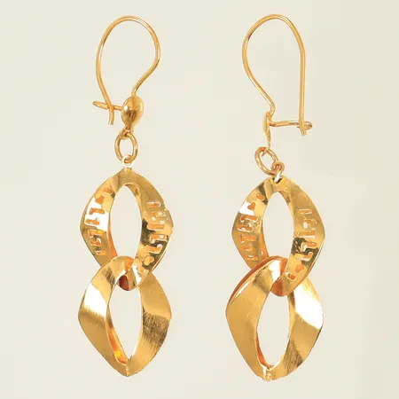 Ett par örhängen, längd ca, 53mm, bredd 1-14mm (ojämna öglor) 21K, 3,7g