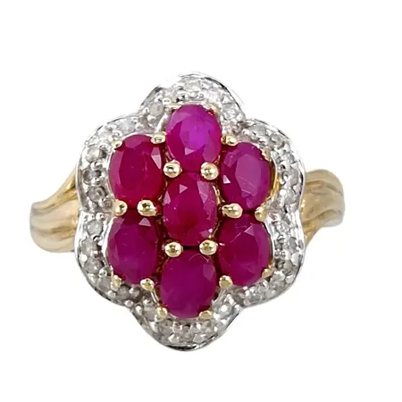 Ring, 9K guld, Rubiner, Diamanter 30 x 0,003ct, Ø17¾ mm, bredd 1,7 - 16 mm, fint skick, stenar utan anmärkning Vikt: 3,2 g