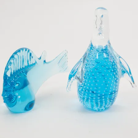 2 Glasfiguriner, fisk och pingvin, fisken höjd: 7cm, längd: 13cm, pingvinen höjd: 11cm, bredd 8cm Skickas med paket.