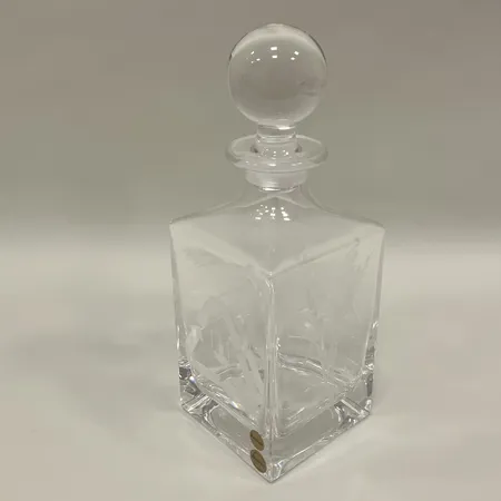 Karaff med propp, Books i kosta boda, höjd 25,5cm, slipad dekor av fåglar, återvinning samt Växjös kommunvapen, gravyr, Skickas med paket.