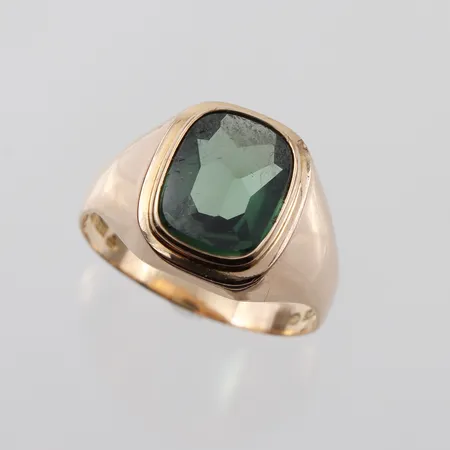 Ring med sten, K&EC Göteborg, storlek 20 mm, bredd 2.9-15 mm, 18k. Vikt: 5,1 g