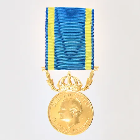 Medalj Carl XVI Gustaf, Sveriges Konung, För nit och redlighet i rikets tjänst, Ø27,5mm, mynt 23K, krona i 18K, personlig gravyr, tygband, bruttovikt: 15,4g