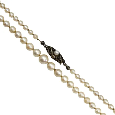 Pärlcollier, doserad modell, odlade sötvattenspärlor Ø 4-7,5 mm, blåvitrosa ton, lås i silver 835/1000, låsets storlek 16,5x7 mm, stämplad JKa, längd 51,5 cm Vikt: 14,1 g