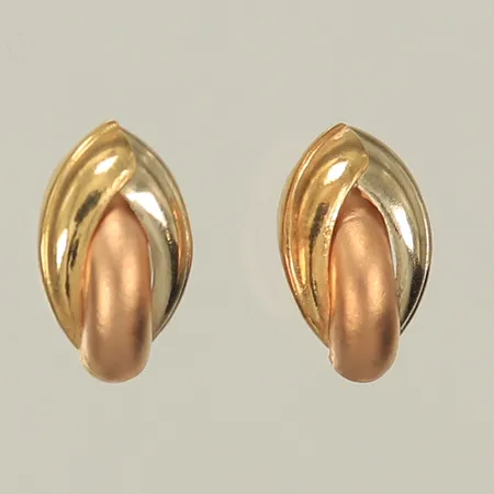 Ett par örhängen 3-färgade, 6x10mm, saknar en snurrebuss. 18K 0,9g Vikt: 0,9 g