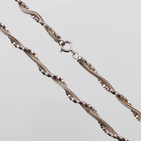 Collier där två kedjor tvinnats, längd 48cm, bredd ca 4mm, silver  Vikt: 11 g