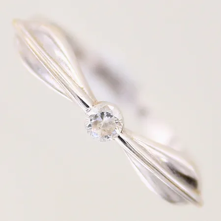 Ring med vit sten, stl 18¼, bredd: 1,5mm, vitguld, 18K Vikt: 3,1 g