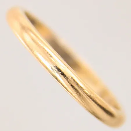 Ring, slät, stl 19¾, bredd: 2,8mm, gravyr, repig, 18K Vikt: 4,3 g