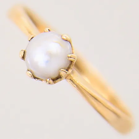 Ring med pärla, stl 16¼, bredd: 1,9mm, skadad klo, 18K  Vikt: 2 g