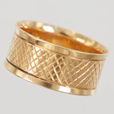 Ring, stl 18½, bredd 9mm, mönsterdekor, gravyr, Stigbergt, 18K, Vikt: 4,6 g