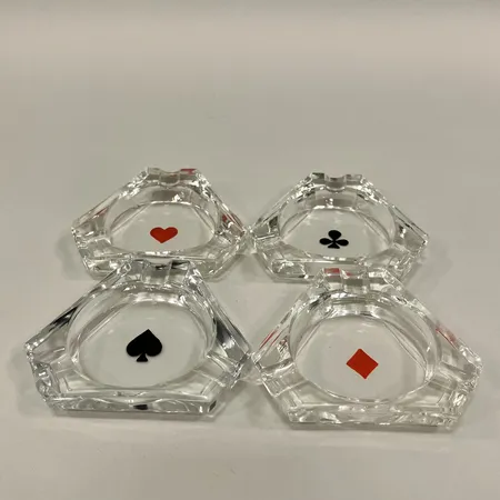 4 små askfat i glas, hjärter, ruter, spader, klöver, höjd 1,5cm, Ø ca 7cm Skickas med paket.