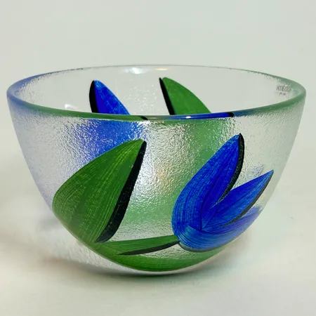 Skål, Kosta Boda, modell Tulipa av Ulrica Hydman-Vallien, höjd 9,5cm, Ø15cm, handmålad