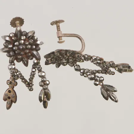 Ett par örhängen, 38mm, markasiter, skruvlås, 830/1000 Silver 8,0g.