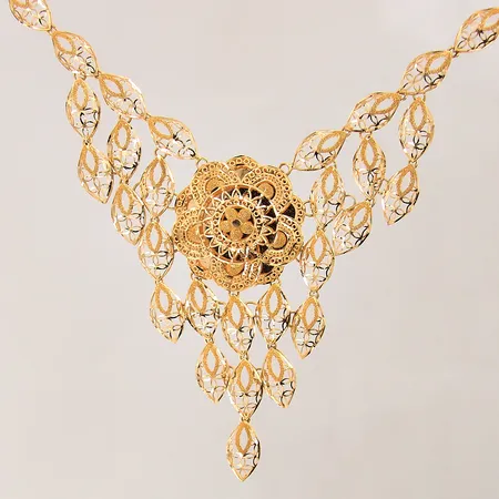 Collier med mönstrad samt genombruten dekor, längd 45,5cm, bredd 4,9-76mm, ostämplat, 18K Vikt: 27,5 g