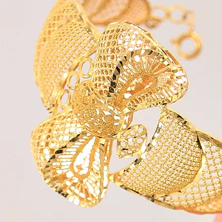 Armring med mönstrad samt genombruten dekor, Ø50mm, bucklig, 21K Vikt: 12,8 g