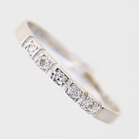 Ring med 8/8-slipade diamanter 5 x ca 0,01ct, stl16¼, bredd 1,8-2,0mm, gravyr, vitguld, 18K Vikt: 1,2 g