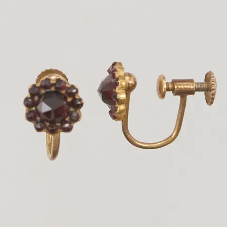 Ett par örhängen, granater, 8mm, förgyllda, 830/1000 Silver 2,2g.